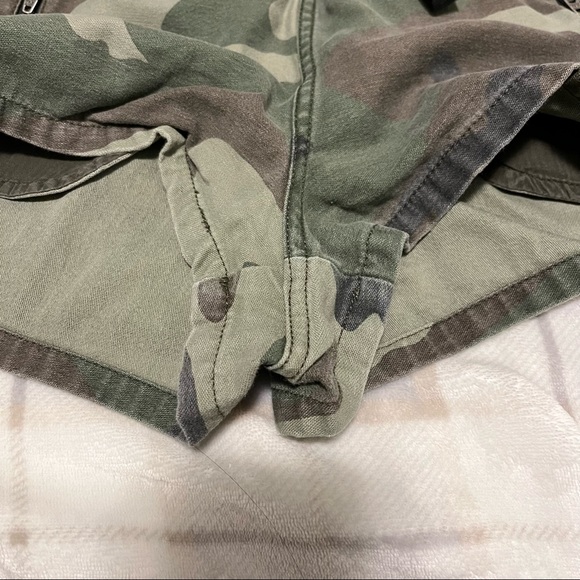 ✨SOLD✨Aritzia TNA Camo Short Shorts Size Small - Picture 6 of 6
